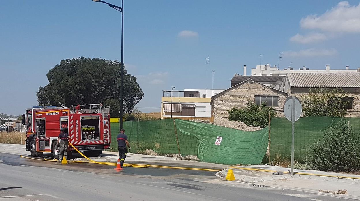 Bomberos en el solar donde se está buscando el cuerpo de Ángeles Zurera