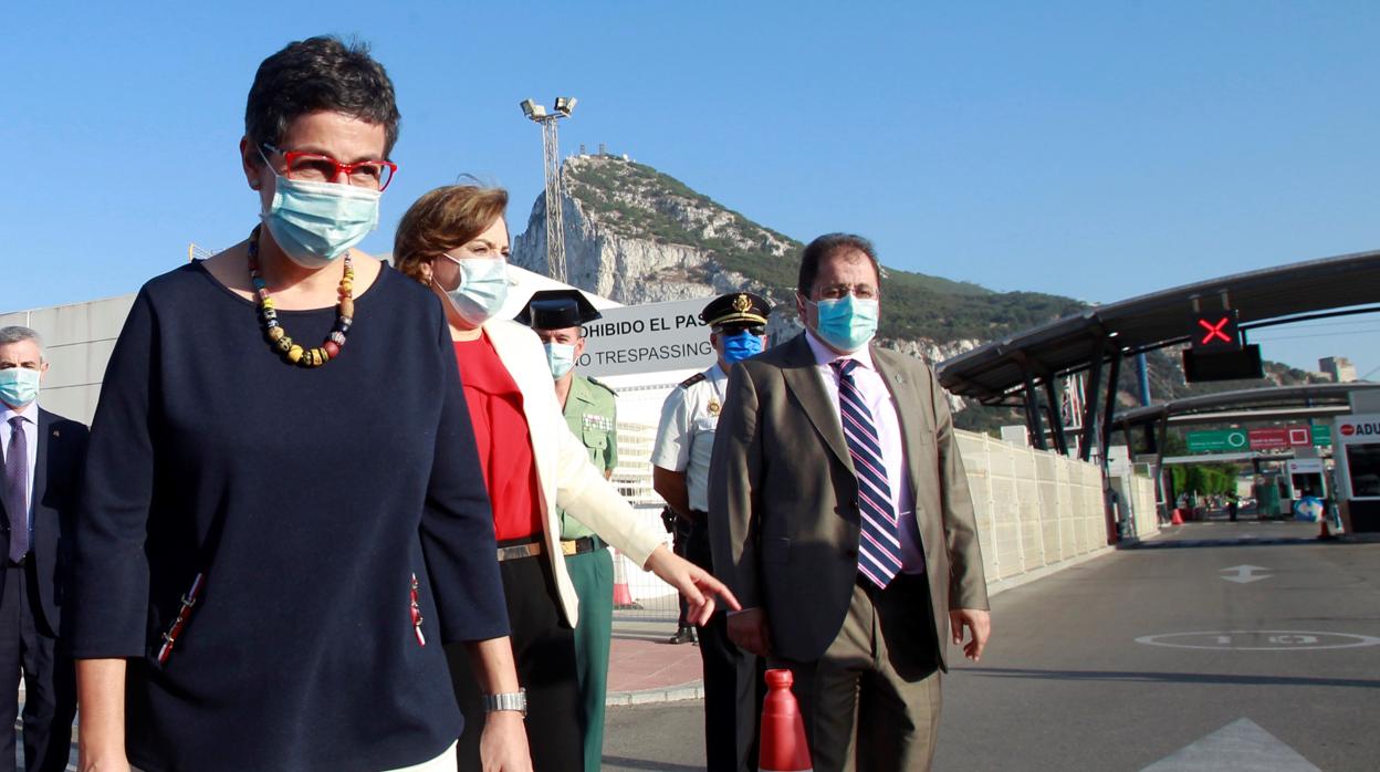 La ministra de Exteriores, durante su recorrido por la Verja de Gibraltar