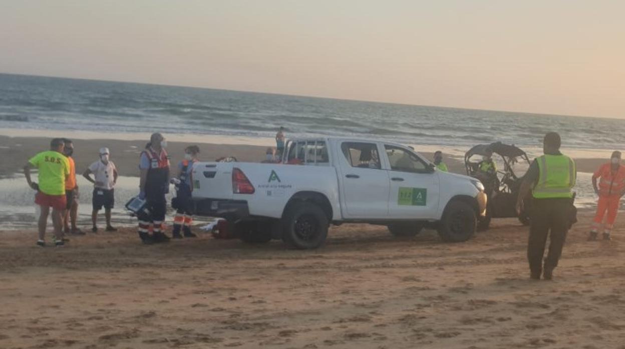 Efectivos policiales y sanitarios junto al cuerpo del hombre fallecido