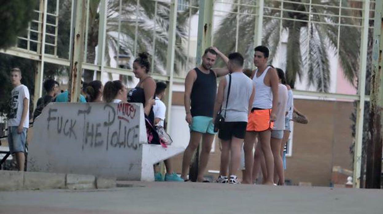 Jóvenes reunidos en la calle para beber