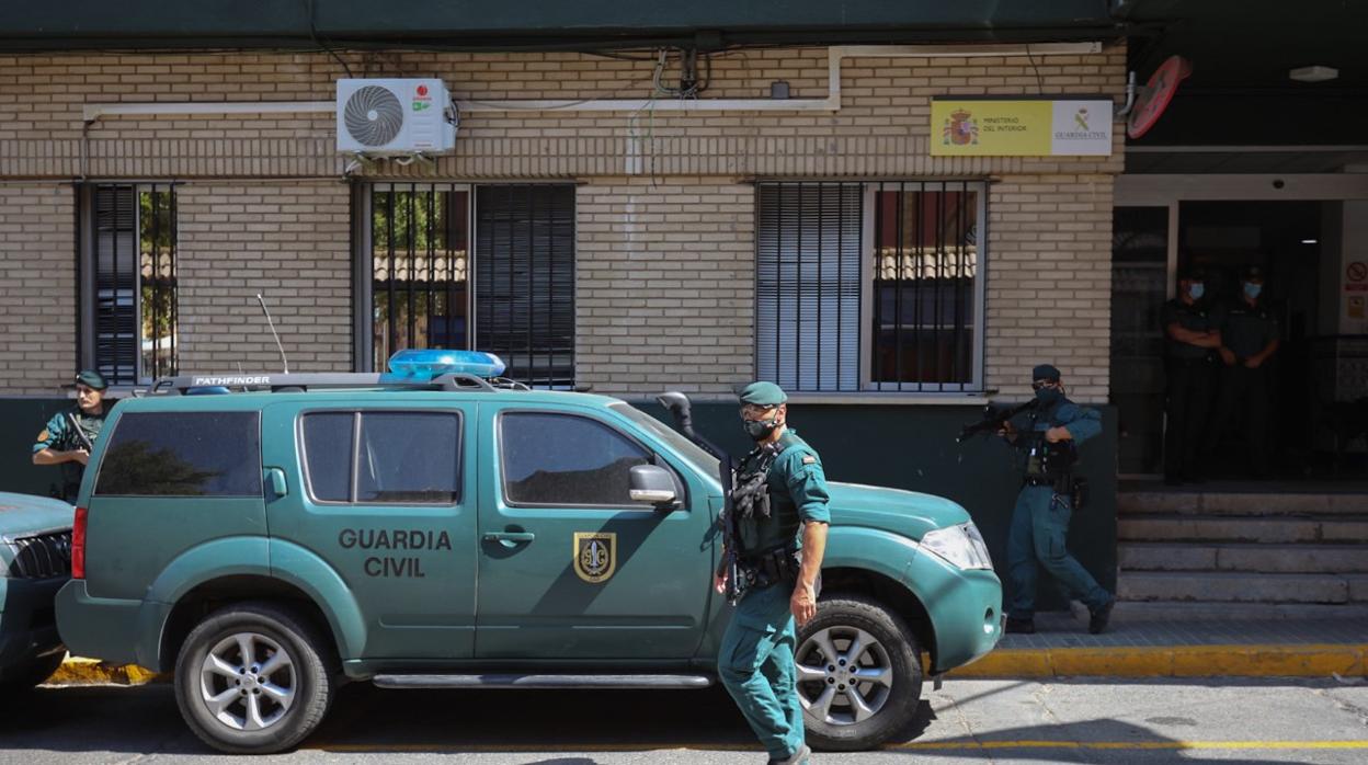 Efectivos del GAR de la Guardia Civil en la Comandancia de Huelva, donde están los detenidos