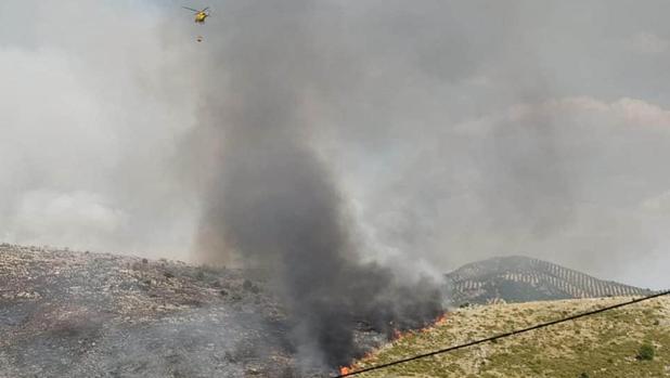 El Infoca despliega hasta ocho aeronaves para sofocar un incendio forestal en Rute