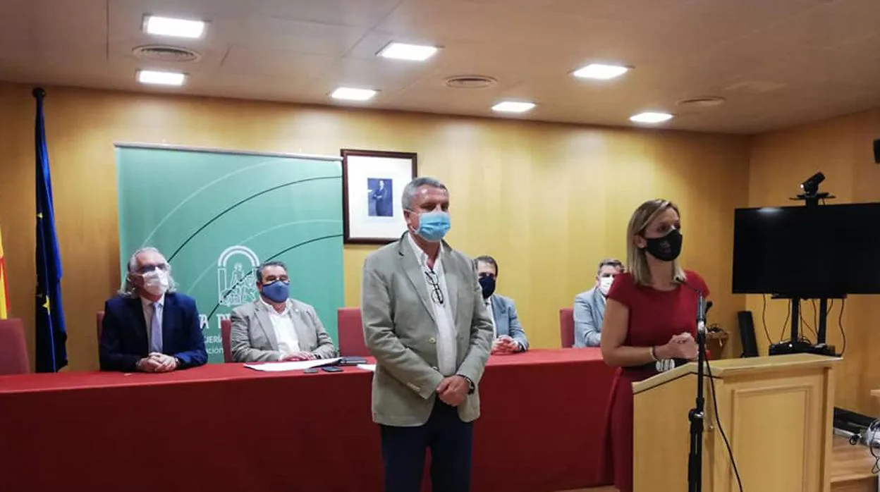 El delegado de Salud y la delegada del Gobierno de la Junta de Andalucía en Almería durante la comparecencia.