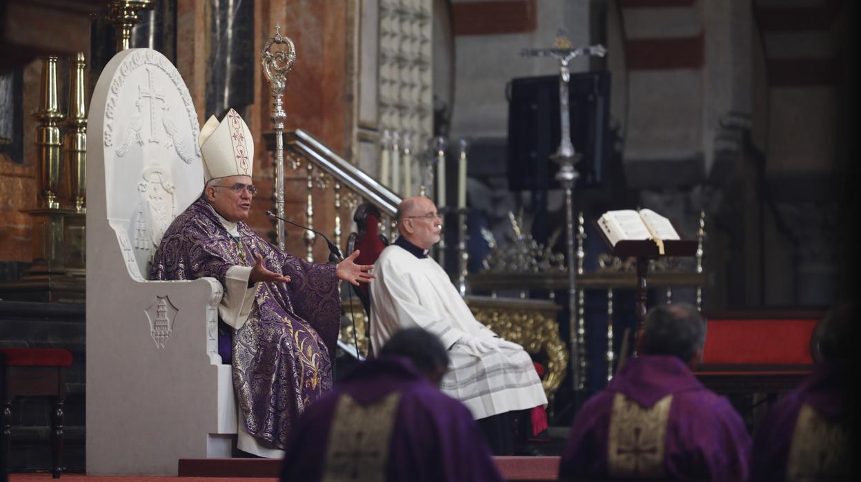 El obispo de Córdoba, Demetrio Fernández, en un funeral por los fallecidos del coronavirus