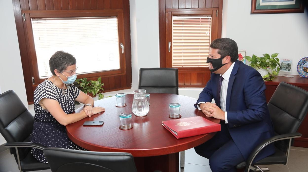 Imagen del encuentro entre González Laya y Picardo en Algeciras