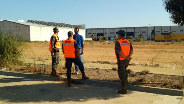 El Ejército inspecciona solares municipales para instalar un campamento para los temporeros