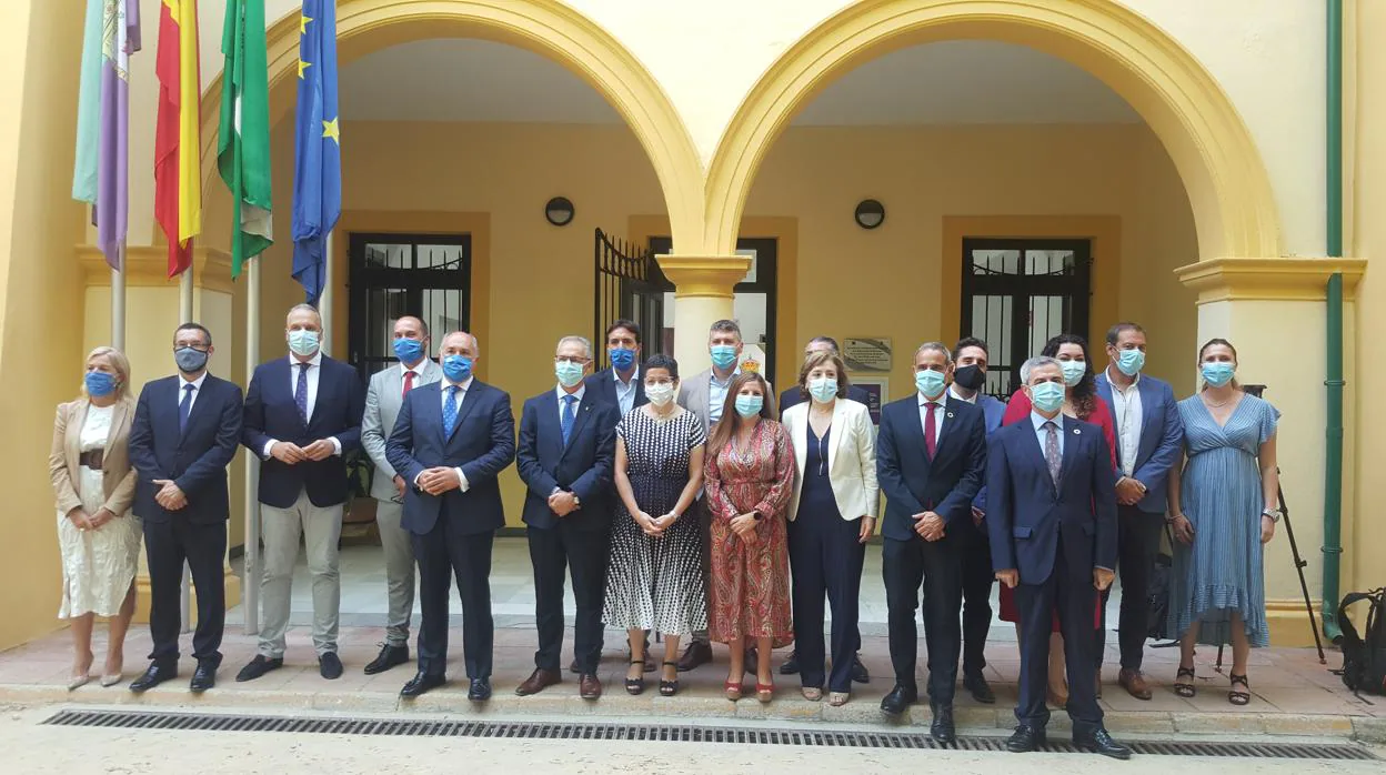La ministra, en el centro, con los alcaldes del Campo de Gibraltar y otros representantes políticos