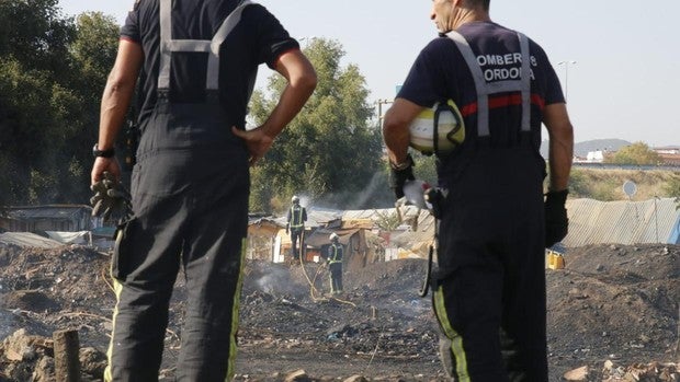 Arde un asentamiento en el camino de Carbonell alcanzado por un fuego de pastos