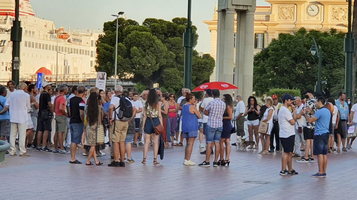 Grupo concentrado en la malagueña plaza de La Marina