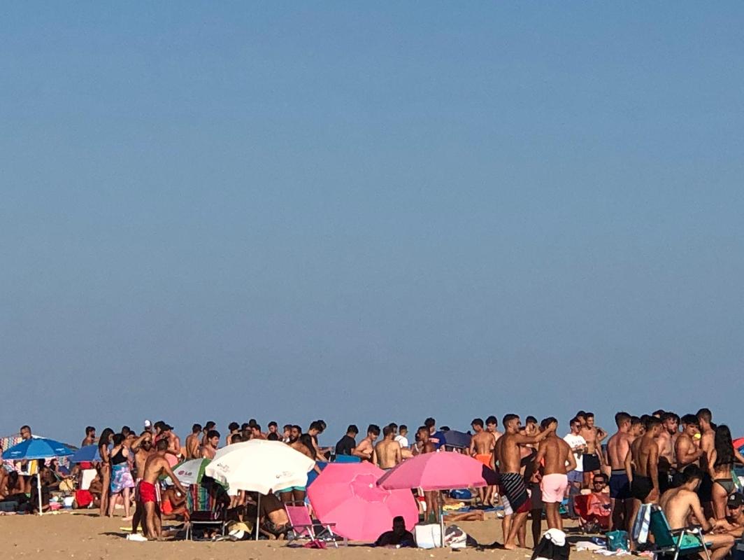 Concentración de jóvenes en la Playa de La Antilla que fue denunciada a la Policía Local