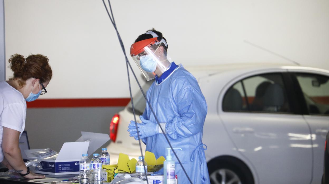 Profesionales sanitarios durante los tests tras el brote de la discoteca en Córdoba