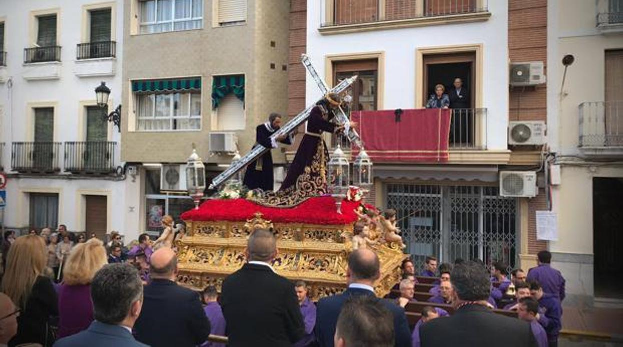 Nazareno de Fernán Núñez por el paseo de la localidad