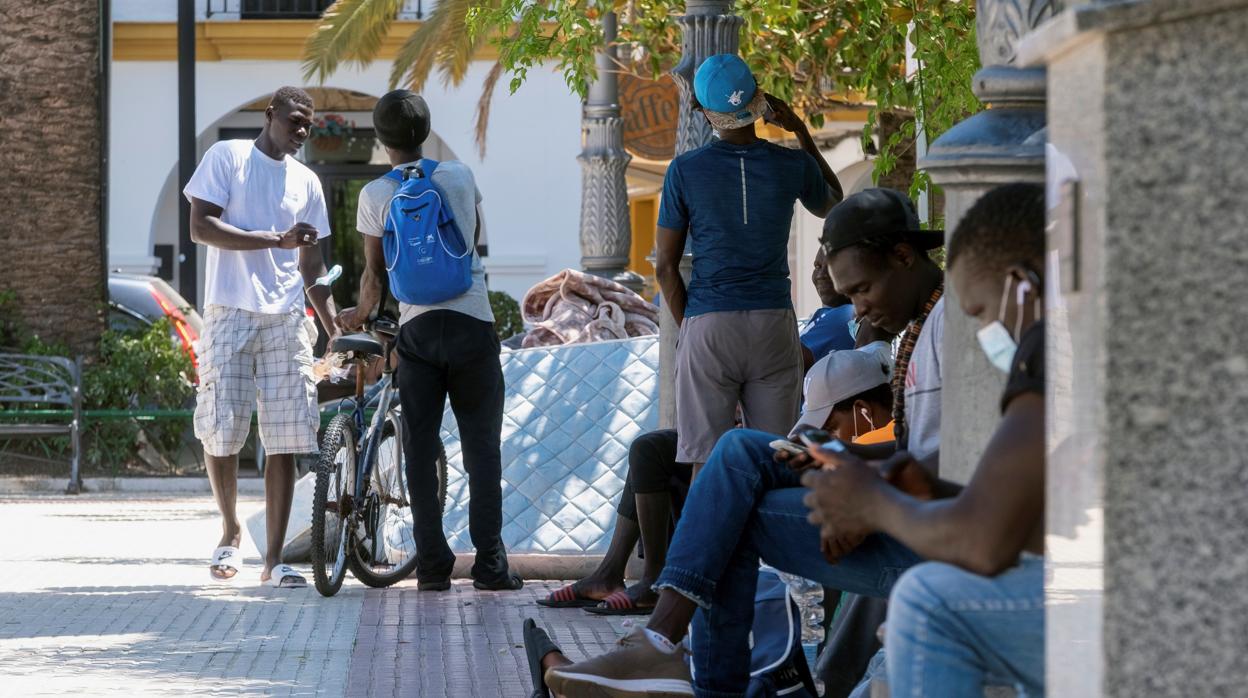 Los temporeros que están acampados a las puertas del Ayuntamiento de Lepe