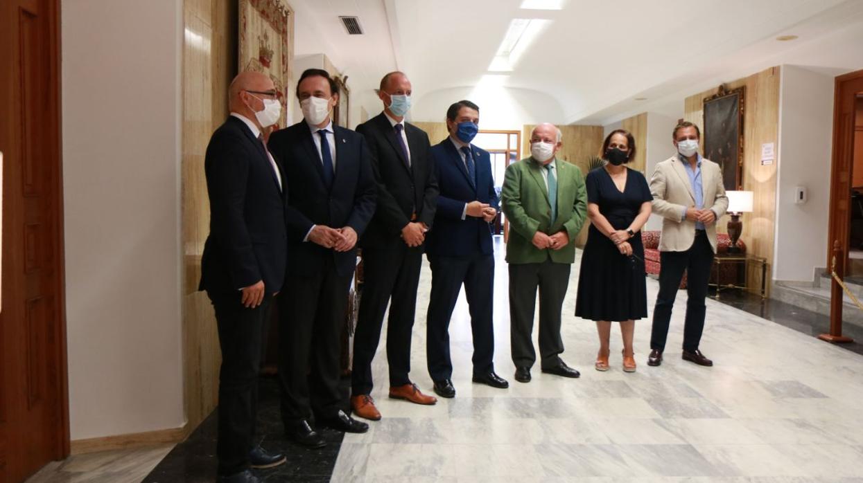 Presentación del centro de tratamiento del cáncer en el Ayuntamiento de Córdoba