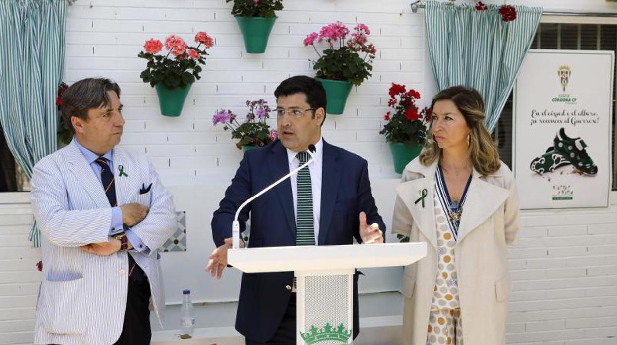 Jesús León junto a Magdalena Entrenas y Joaquín Zulategui