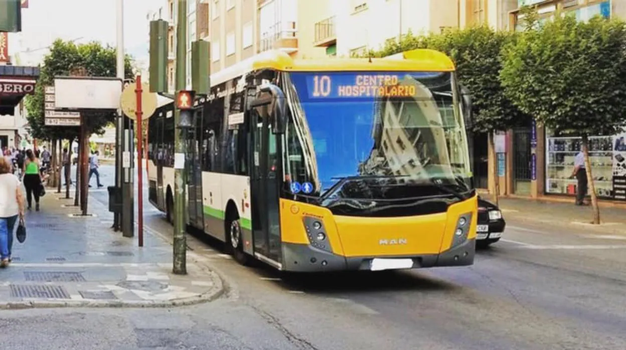 Autobús urbano de la empresa concesionaria del servicio de transportes de Jaén