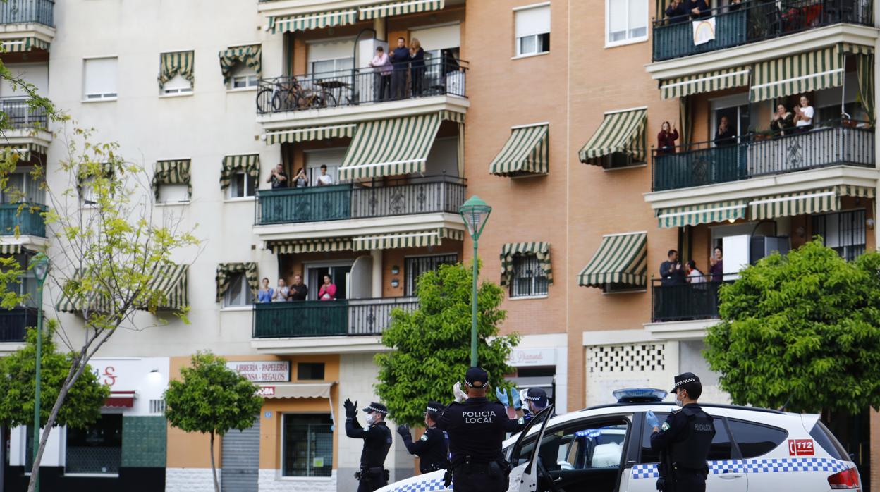 Policías locales de Córdoba aplauden junto a vecinos en sus balcones en un barrio de la ciudad