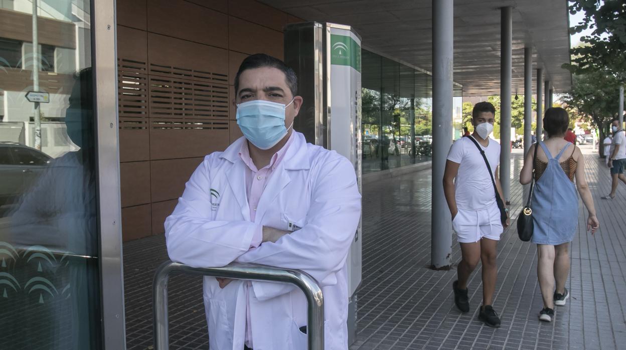 Rumbao en la puerta de acceso al Distrito Sanitario en el centro de salud Carlos Castilla del Pino de Córdoba