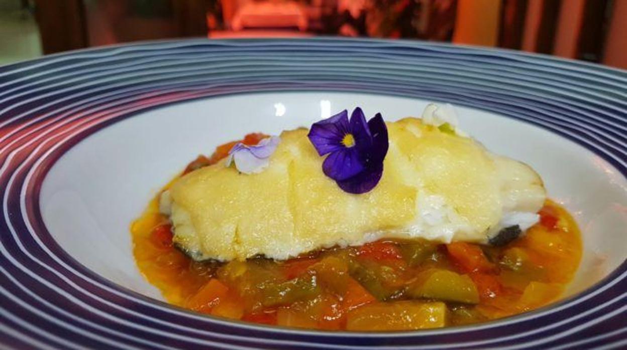 Bacalao al horno sobre fondo de pisto casero y alioli gratinado de Puerta Sevilla