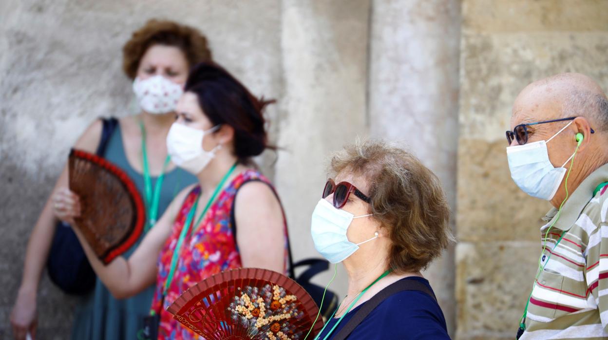 Mujeres se abanican para refrescarse en Córdoba,