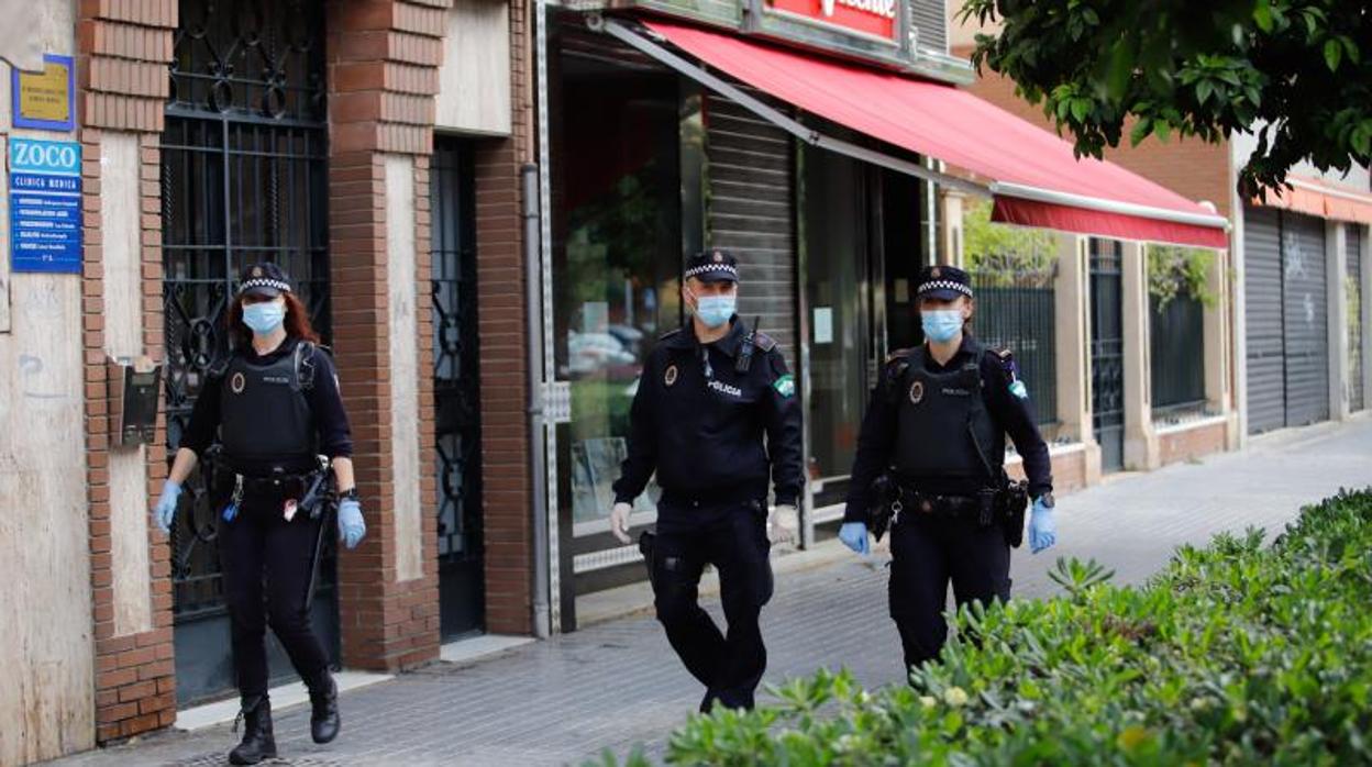 Agentes de la Policía Local en una patrulla durante la pandemia