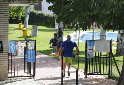 Entrada a una piscina pública