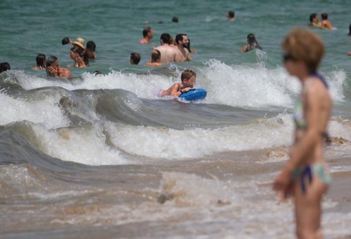 Bañistas en la Playa del Buzo (El Puerto de Santa María)