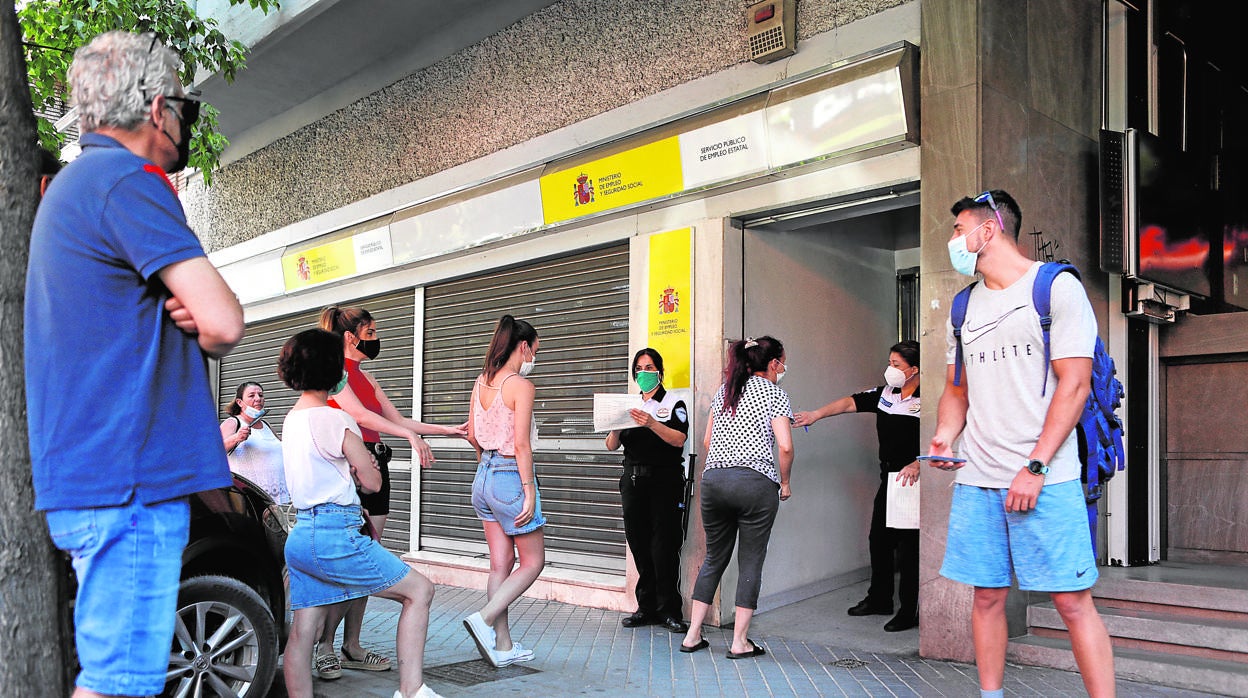 Colas en una oficina de desempleo en Córdoba