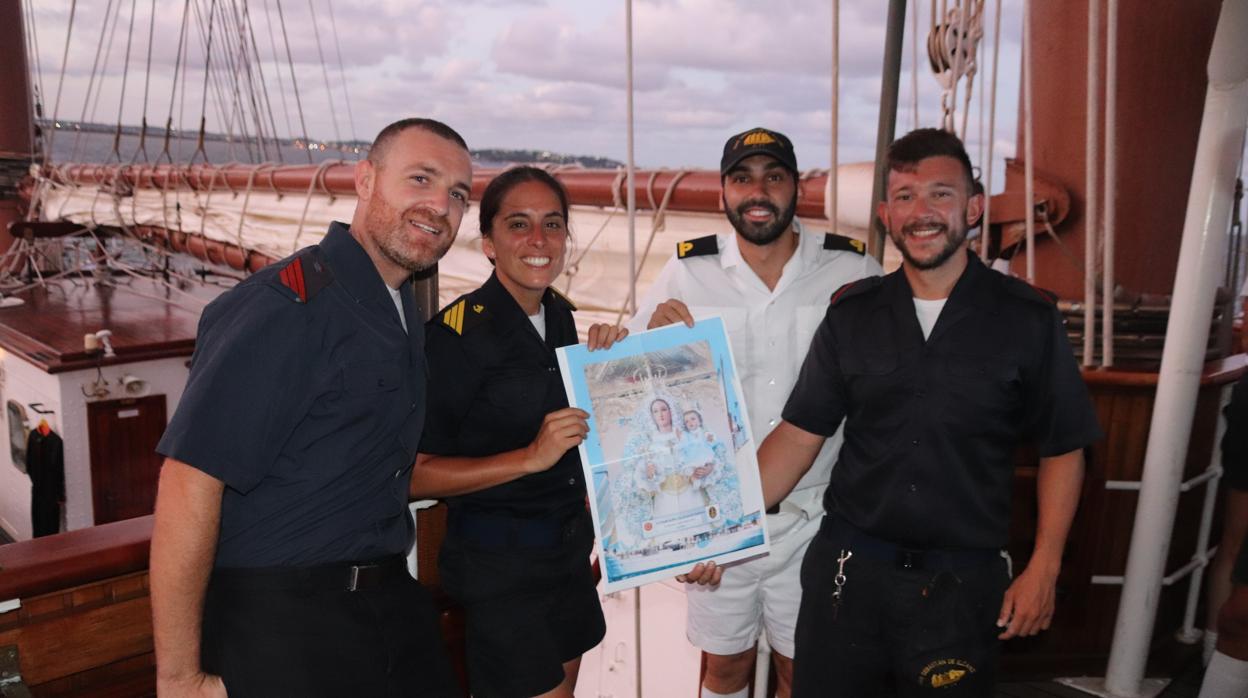 Marineros del «Juan Sebastián Elcano» muestran una imagen de la Virgen de Luna a principios de año