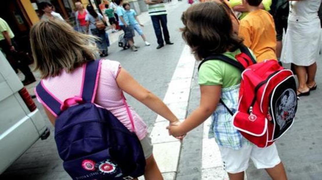 Dos niñas a la salida del colegio en una imagen de archivo