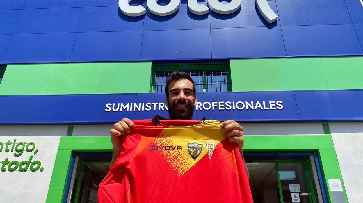 Prieto posa con su nueva camiseta tras la presentación