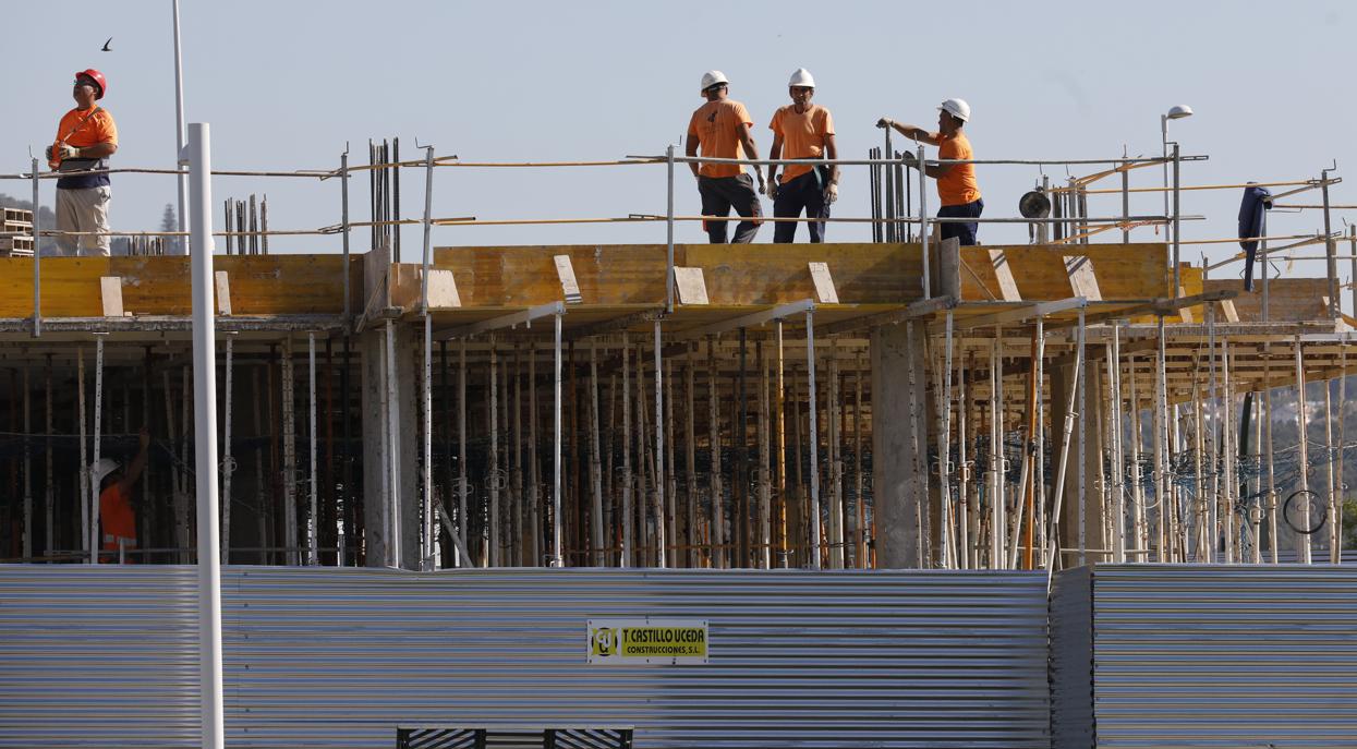 Bloque de pisos en construcción en Poniente, zona de expansión residencial de Córdoba