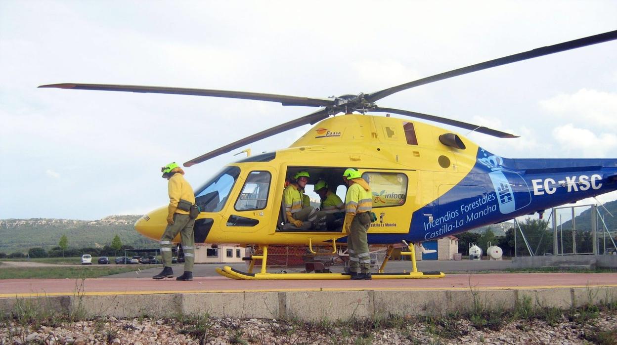 Imagen de un helicóptero de extinción de incendios de Castilla-La Mancha