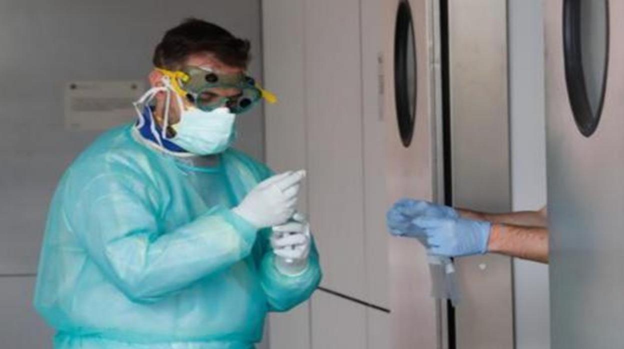 Sanitarios manipulando pruebas de coronavrius