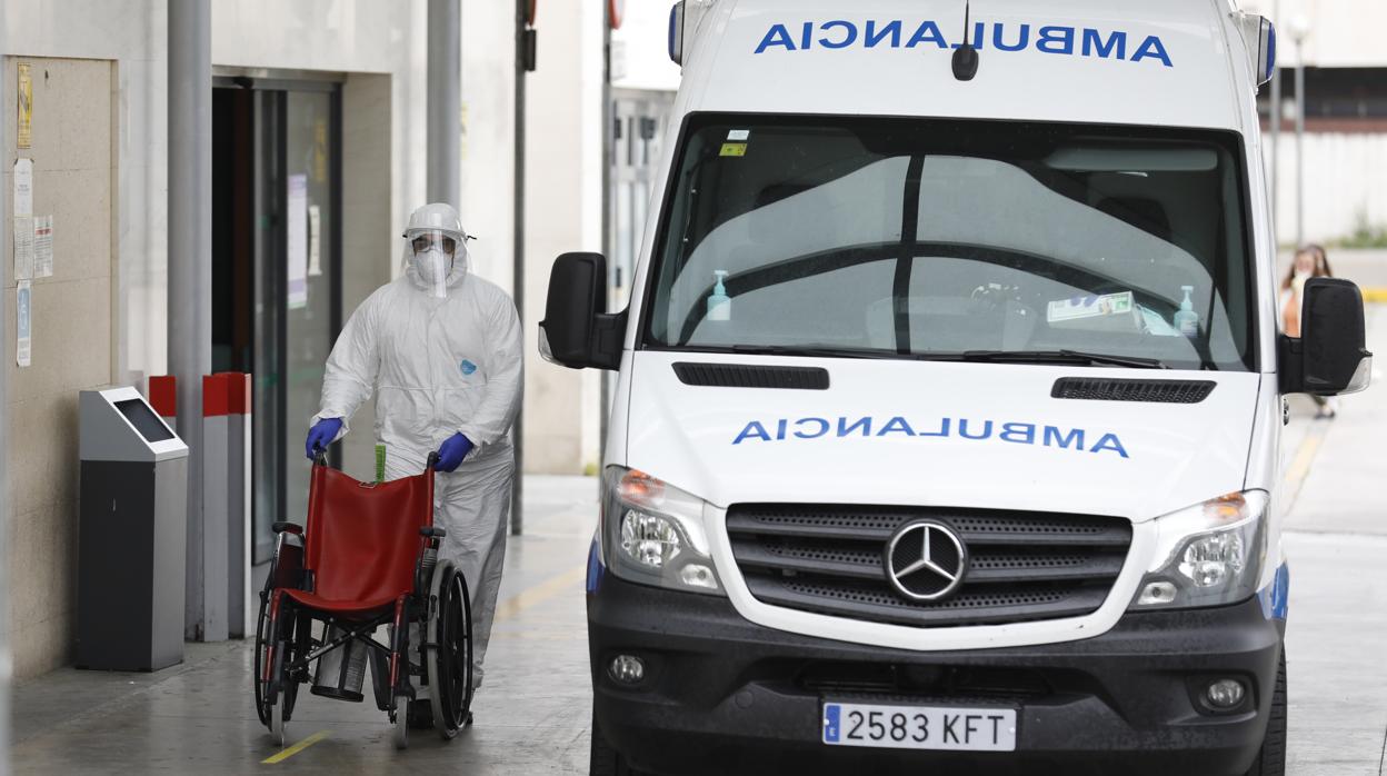 Un celador empuja una silla de rueda en el hospital Reina Sofía de Córdoba