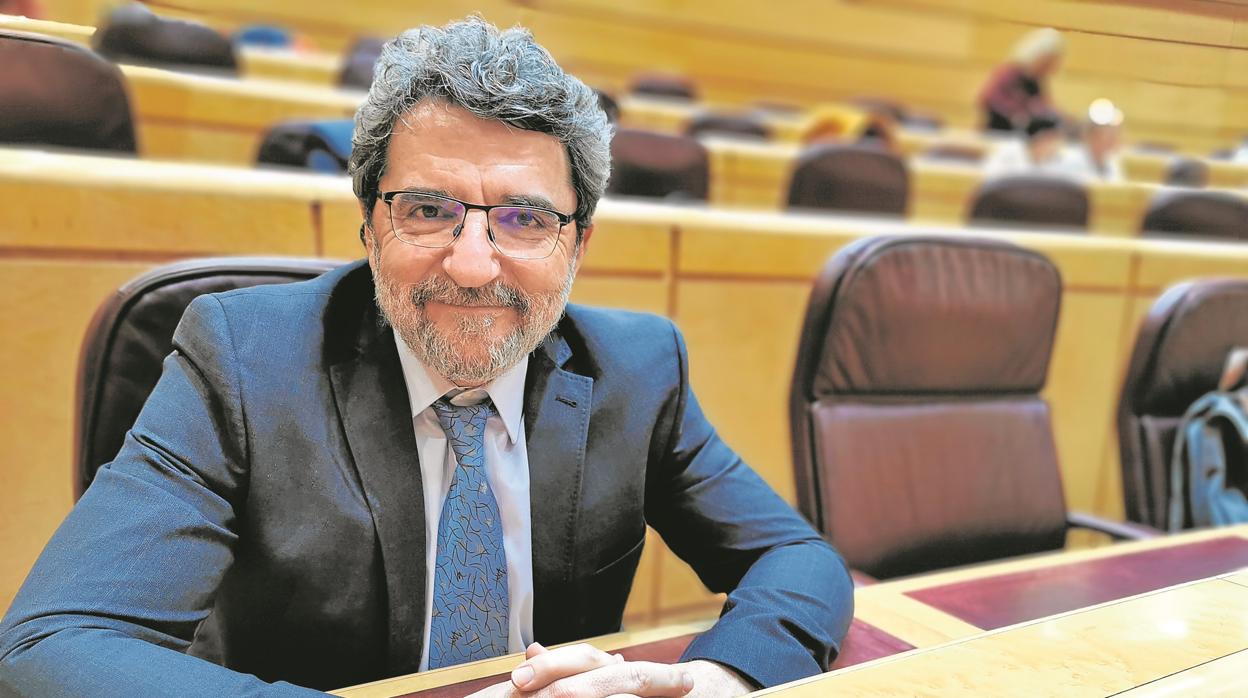 Antonio Gutiérrez Limones, sentado en su escaño en el Senado