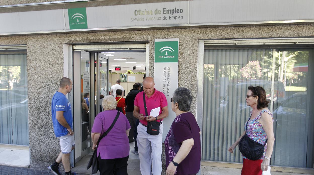 Personas esperan frente a la oficina de empleo de Colón