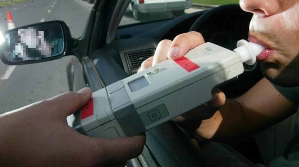 Un conductor realizando la prueba de alcohol al volante