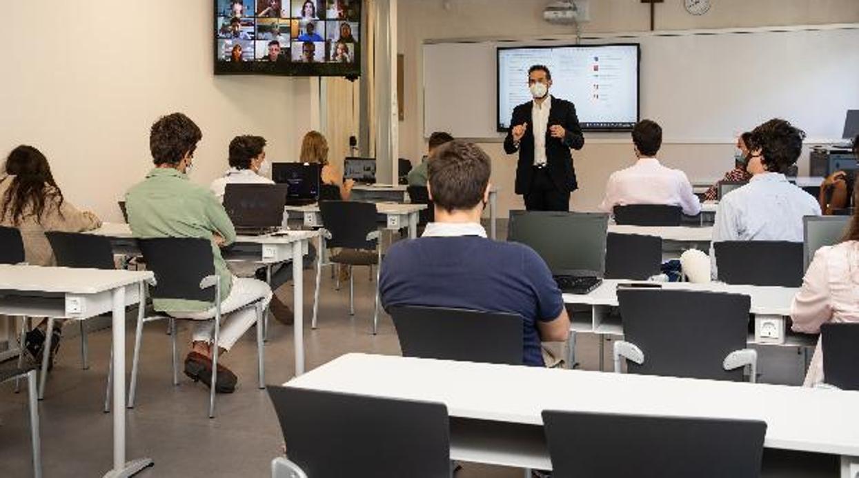 La Universidad CEU San Pabloe ha dotado sus aulas de un sistema HyFlex