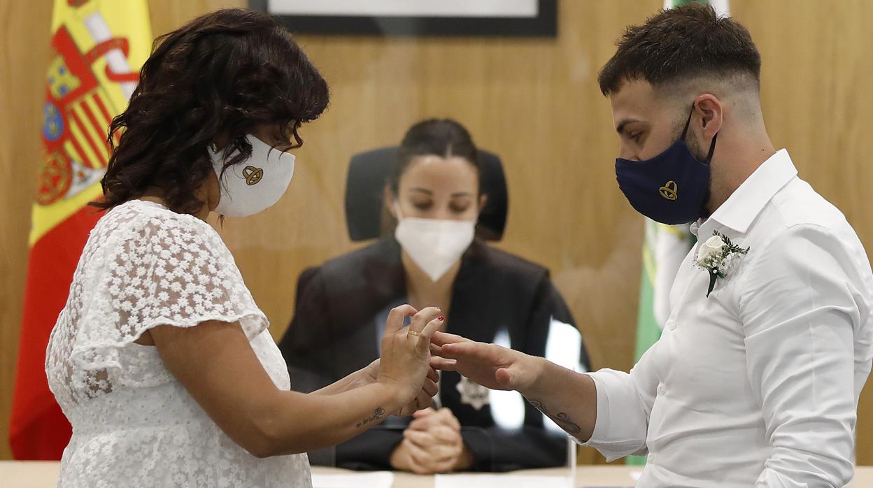 Imagen de una boda en el registro civil de Córdoba