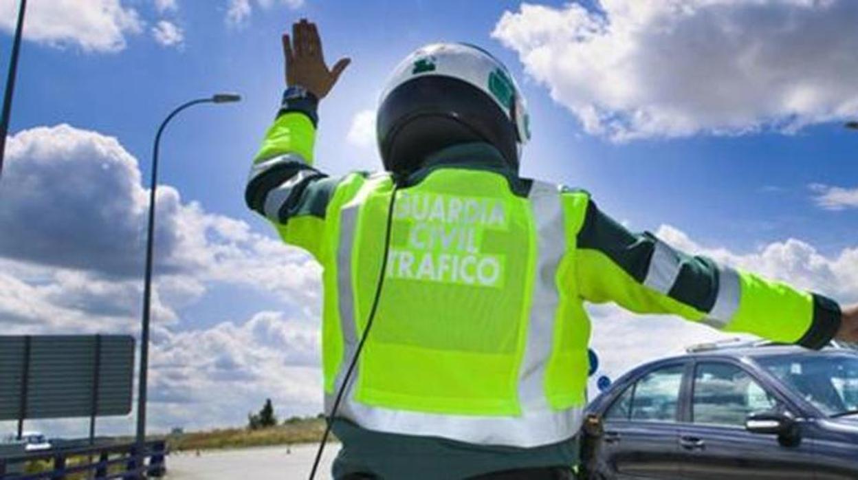 Un agente de la Guardia Civil de Tráfico