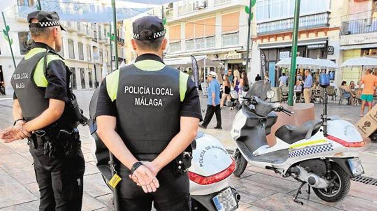 Dos agentes de la Policía Local de Málaga