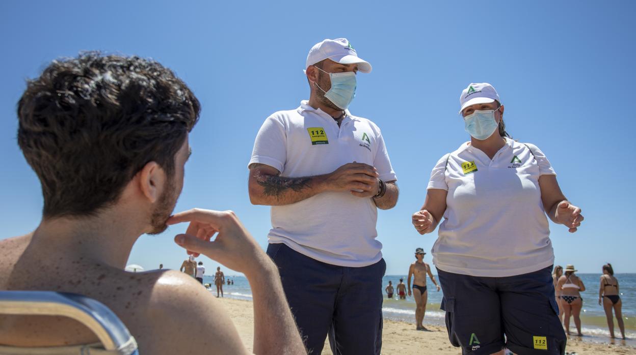 Vigilantes en la playa de El Portil en Huelva