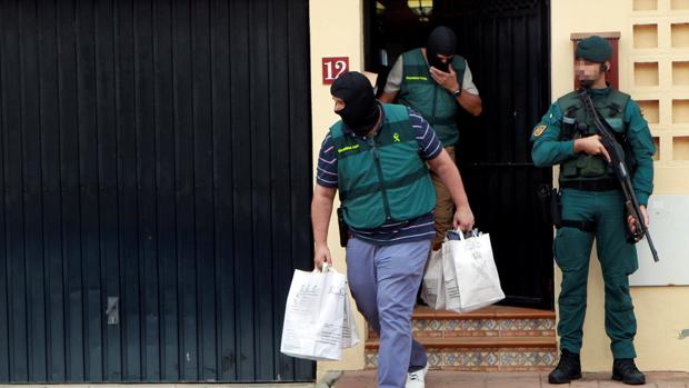 Diez detenidos en Málaga de una red que enviaba droga a Suecia en dobles fondos de camiones y cajas de galletas