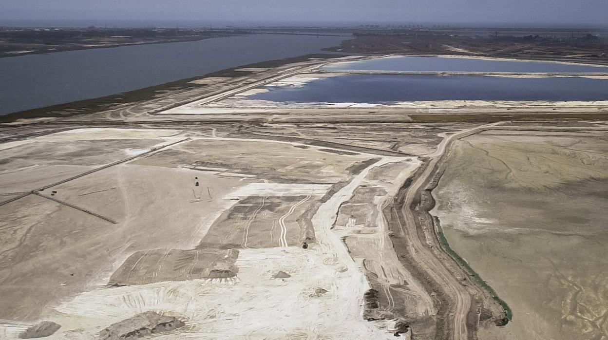 Vista de los fosfoyesos apilados en las marismas de Huelva