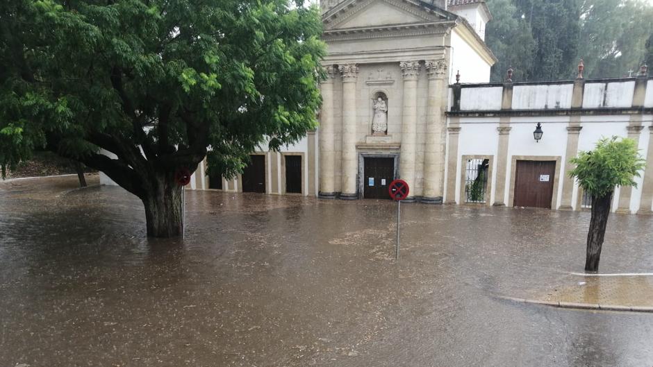 El agua superó la altura del altar en la Ermita de la Virgen de la Salud en Córdoba, en vídeo