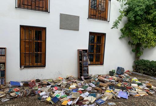 Libros empapados de la Biblioteca de la Ermita de la Virgen de la Salud