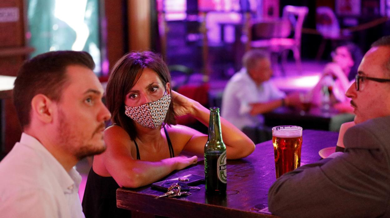 Clientes en un bar de copas en Córdoba