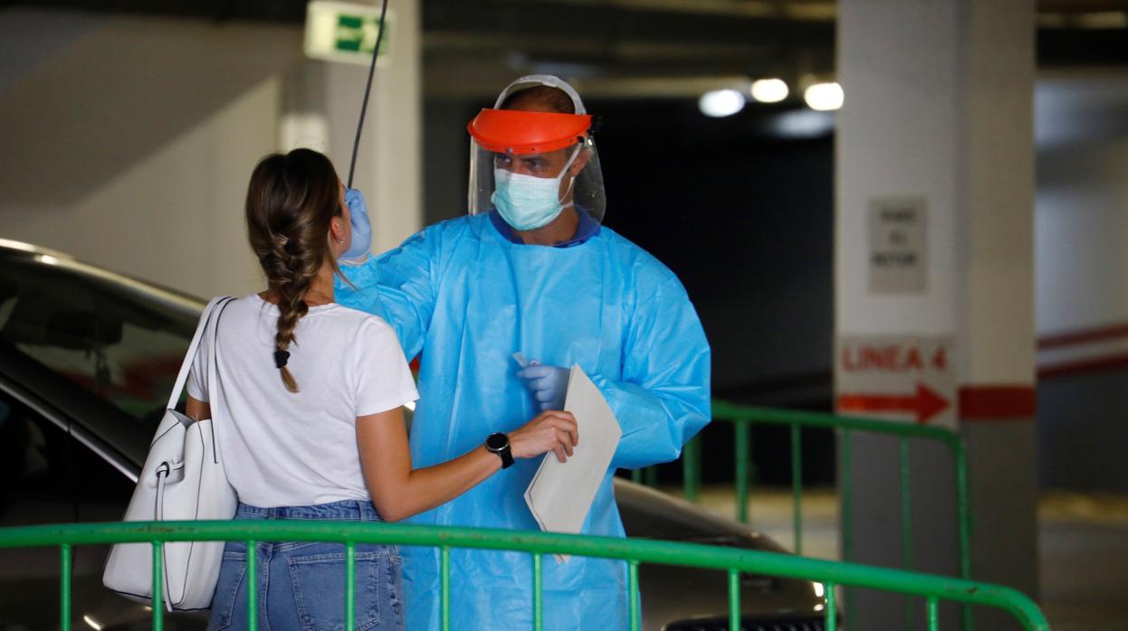 Un sanitario realiza la prueba a una joven en Córdoba