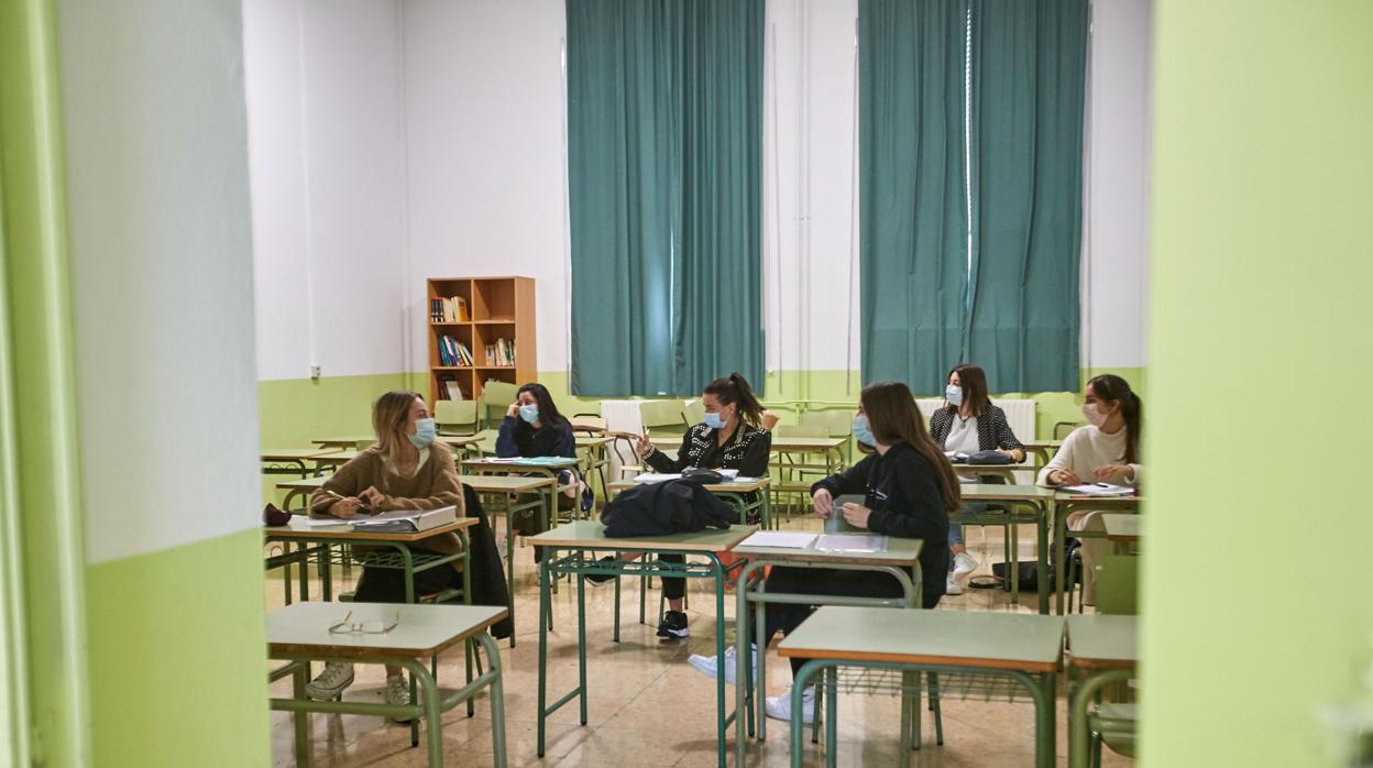 Aula adecuada a las medidas de seguridad frente a los contagios de coronaviruas: mascarillas y distancia